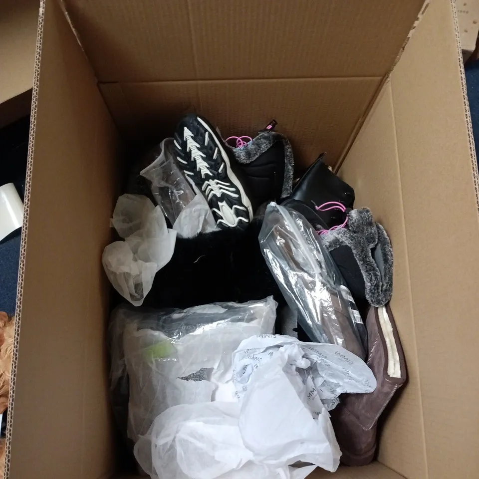 BOX OF APPROXIMATELY 15 PAIRS OF FOOTWEAR TO INCLUDE: COW SLIPPERS AND SIMMI HEELS