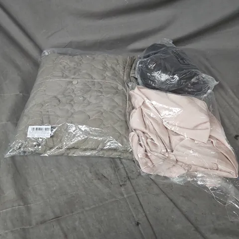 APPROXIMATELY 20 ASSORTED CLOTHING ITEMS IN VARIOUS STYLES AND SIZES 