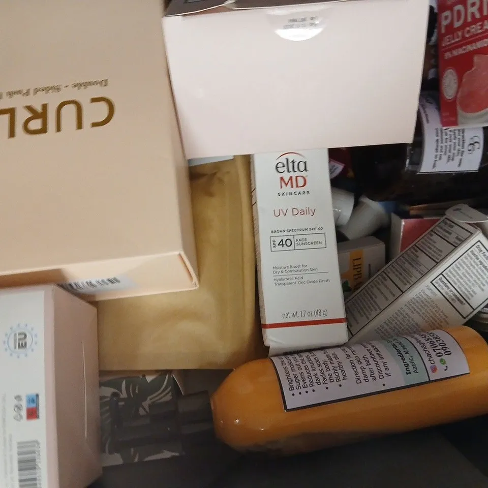 APPROXIMATELY 15 ASSORTED COSMETIC ITEMS INCLUDING VARIOUS MAKES AND BRANDS - COLLECTION ONLY