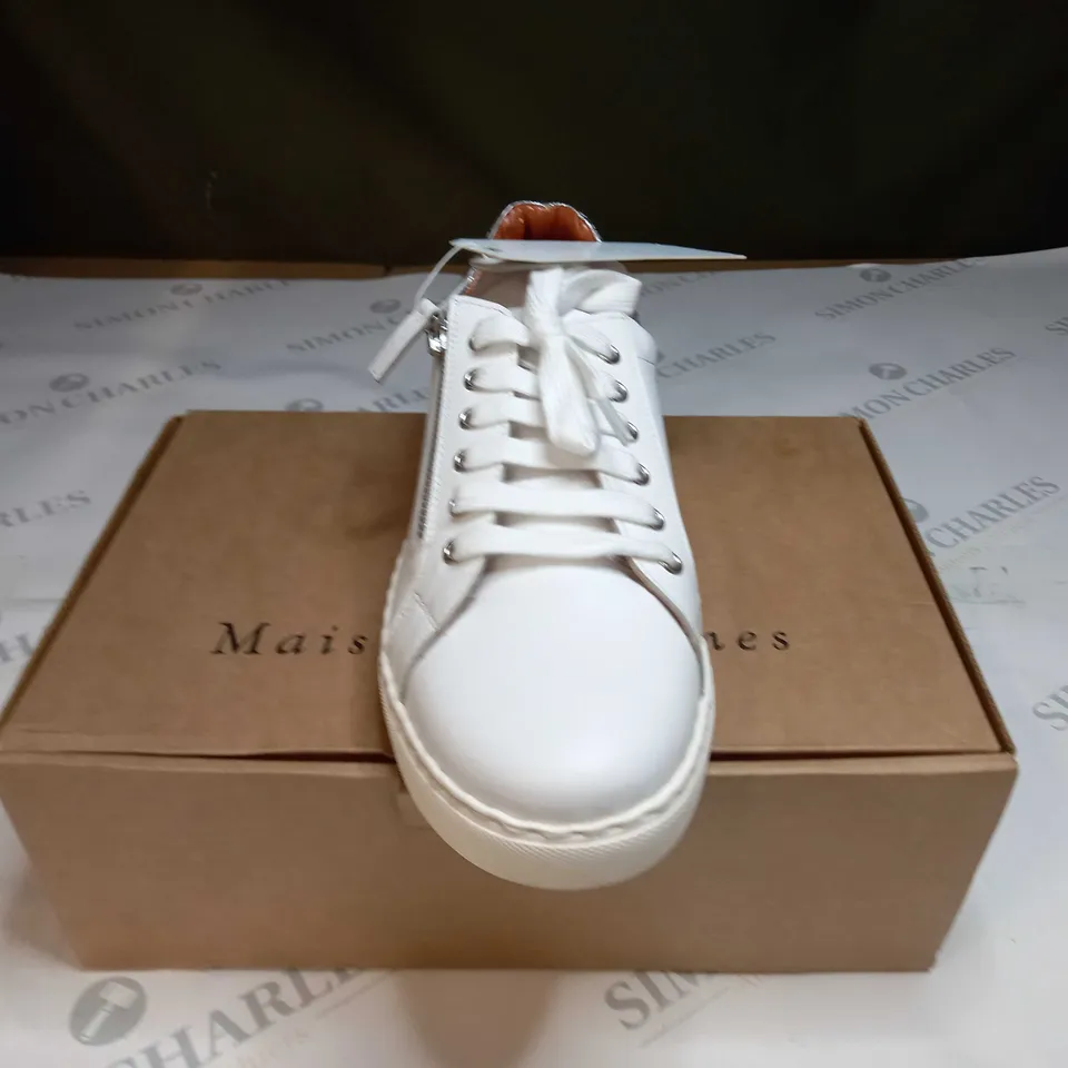 BOXED PAIR OF MAISON DE NIMES LEATHER ZIP SIDE TRAINERS IN WHITE - SIZE 7