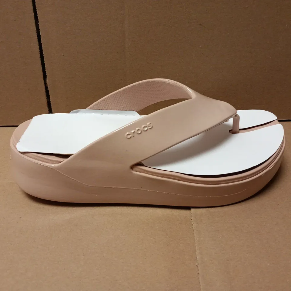 UNBOXED CROCS GETAWAY PLATFOEM PATENT FLIP IN NUDE - W9