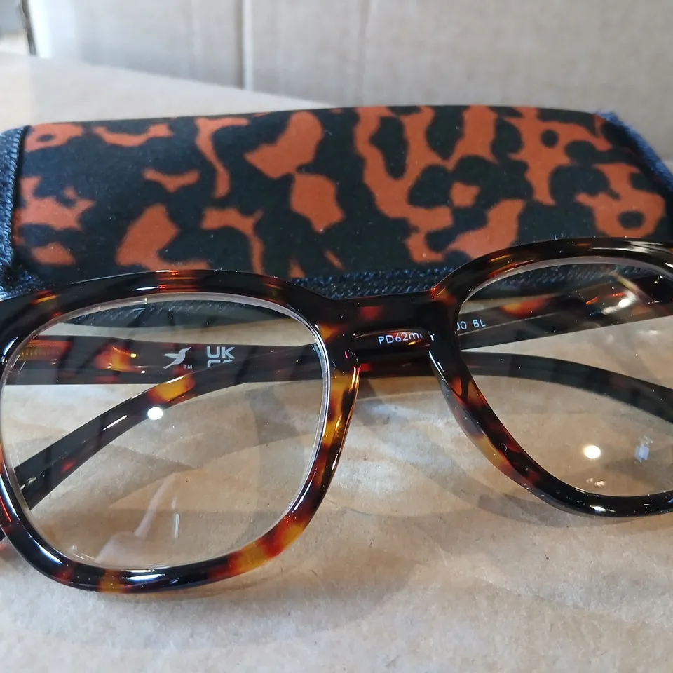 HUMMINGBIRD SUNGLASSES & READERS SET – BLACK POLARISED SUNGLASSES + 2 READING GLASSES (BROWN TORT & RASPBERRY RADIANCE) WITH CASE, POUCHES & CLOTH 