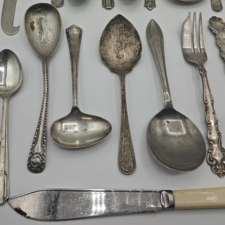 LOT OF 37 PIECES OF VINTAGE CUTLERY TO INCLUDE CHEESE KNIFE, SPEENS FORKS AND KNIVES