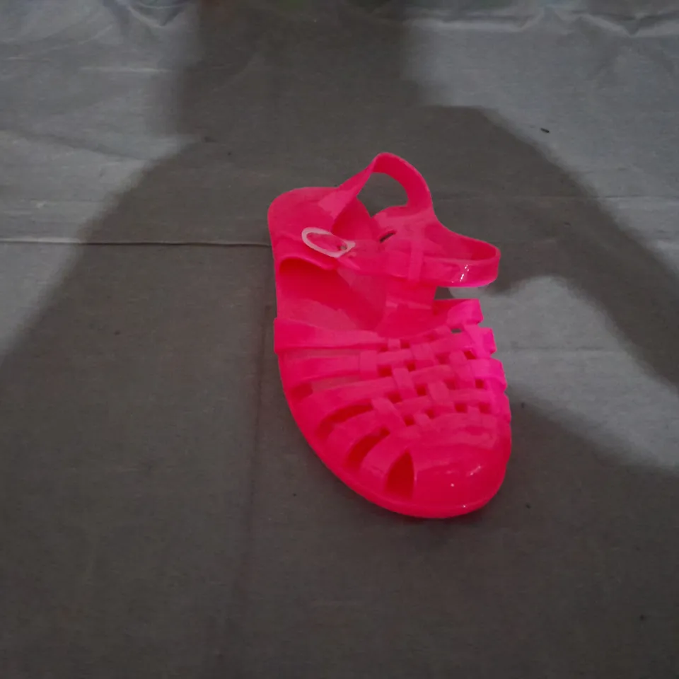 APPROXIMATELY 10 PAIRS OF LINZI FLAT JELLY SANDALS IN VARIOUS SIZES TO INCLUDE SIZE 5
