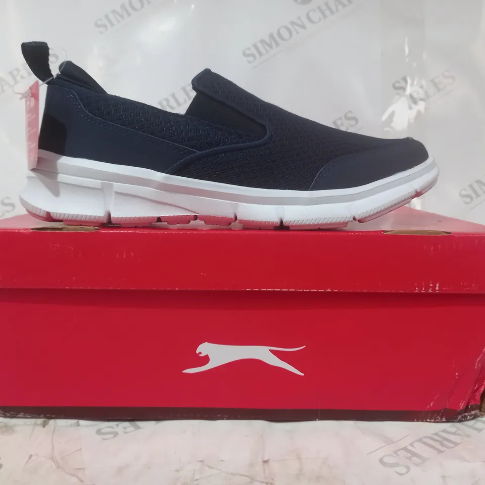 BOXED PAIR OF SLAZENGER ZEAL SLIP-ON SHOES IN NAVY UK SIZE 8