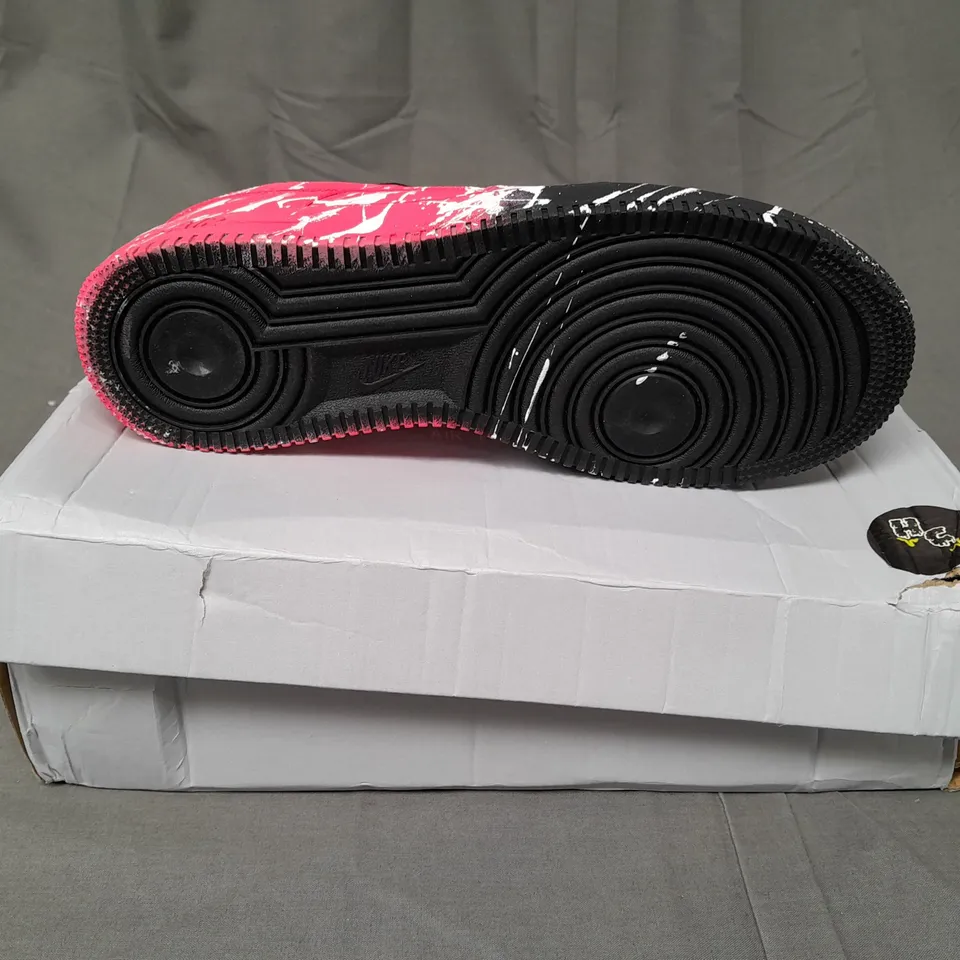 BOXED PAIR OF NIKE AIR FORCE 1 IN BLACK/PINK WITH WHITE PAINT EFFECT SIZE UK 8.5