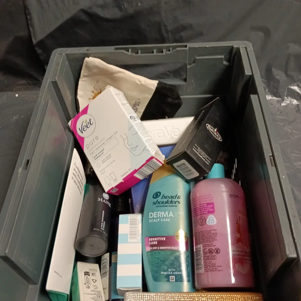 APPROXIMATELY 15 ASSORTED ITEMS OF COSMETICS INCLUDING BAD BITCH ENERGY ORANGE BLOSSOM 20ML, HEAD AND SHOULDERS SCALP SCARE, CERA VE CLEANSER AND MARSH MALLOW SHOWER AND BATH GEL