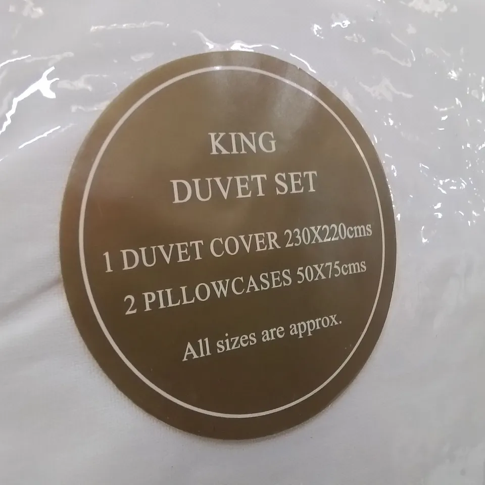 BRAND NEW SIGNATURE GAVENO CAVAILIA KINGSIZE DUVET COVER SET  -WHITE-