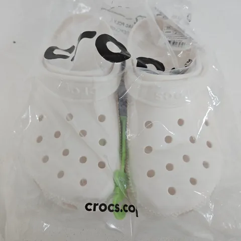 CROCS SIZE M4