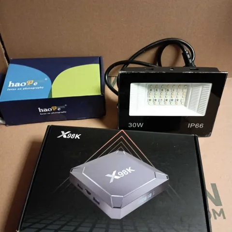 APPROXIMATELY 5 ASSORTED ELECTRICAL PRODUCTS TO INLCUDE LED LIGHT, ANDROID BOX, VT HEAD SET ETC 