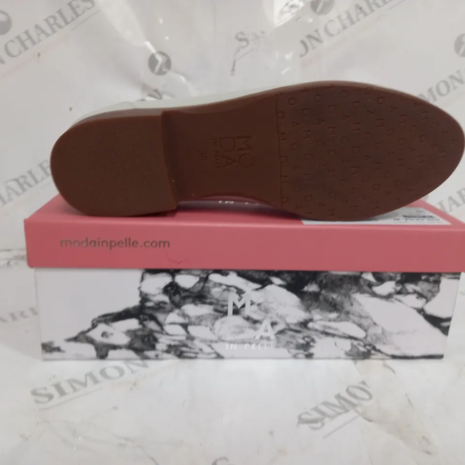 BOXED PAIR OF MODA IN PELLE ENLEENA WIDE SUEDE LOAFERS IN WHITE SIZE 39