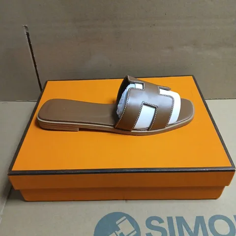 BOXED PAIR OF HERMÈS SANDALES CHYPRE CHEVRE VELOURS – 4