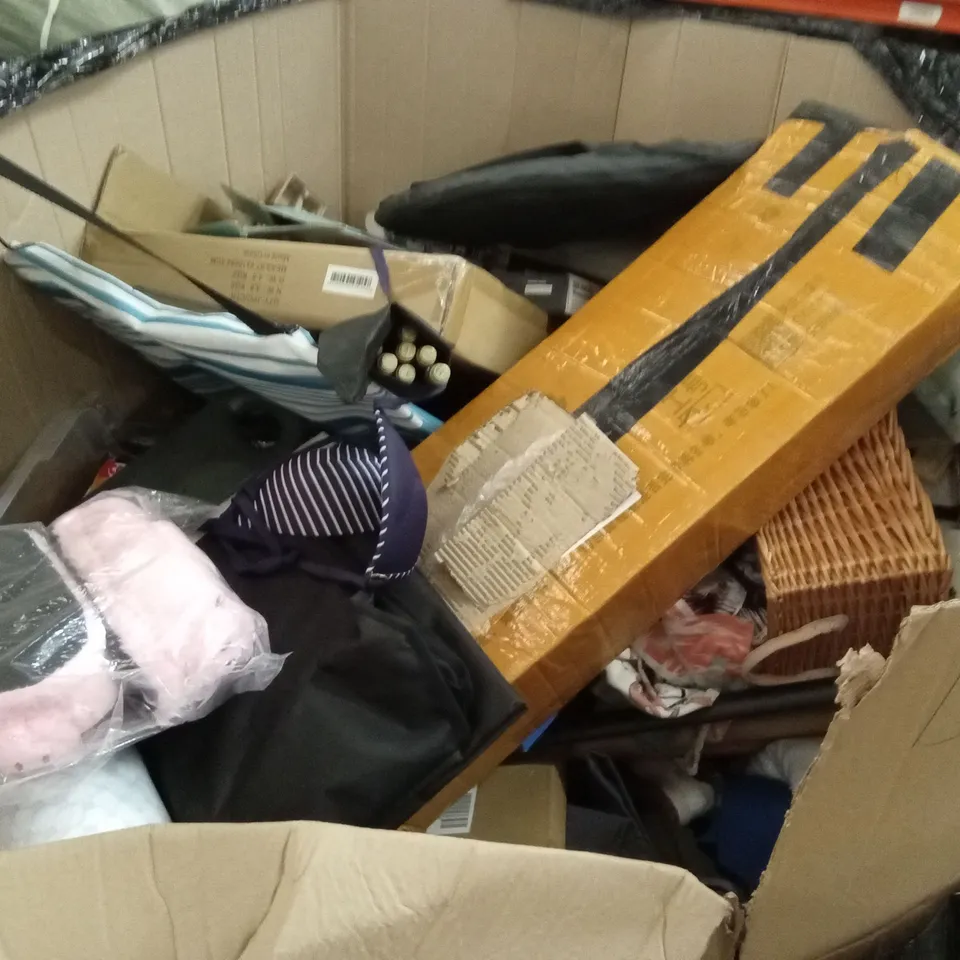 PALLET OF ASSORTED PRODUCTS AND ITEMS TO INCLUDE;WATER GUN,PILLOW,BASKET,POPUP TENT,SLIPPERS,ETC