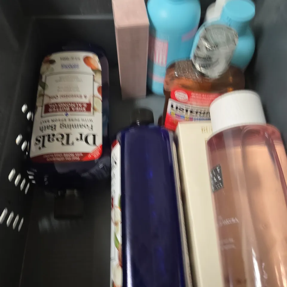 APPROXIMATELY 10 ASSORTED HEALTH & BEAUTY PRODUCTS TO INCLUDE MOUTHWASH, FOAMING BATH WASH, DOVE BODY WASH ETC