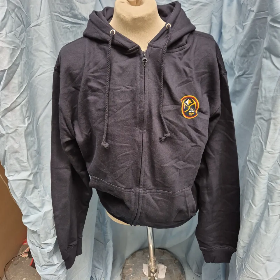 NBA EXCLUSIVE DENVER NUGGETS HOODIE – NAVY ZIP, SIZE M (MEDIUM)