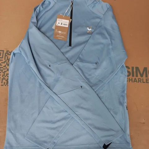 ON LONG SLEEVE CLIMATE SHIRT IN CHAMBRAY SIZE MEDIUM