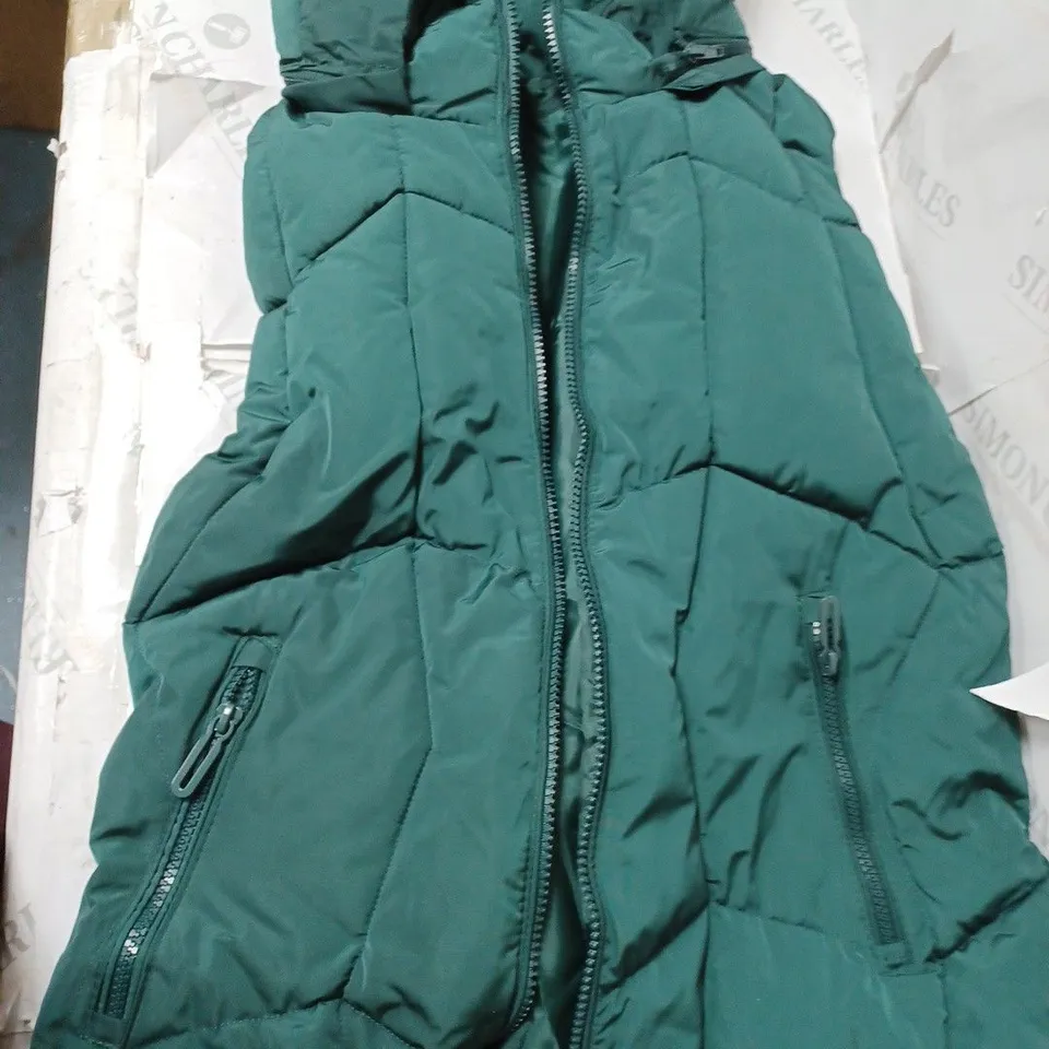 APPROXIMATELY 3 CLOTHING ITEMS INCLUDING: CREAM AND GREEN SLEEVELESS PUFFER JACKETS (ALL OF DIFFERENT SIZES)