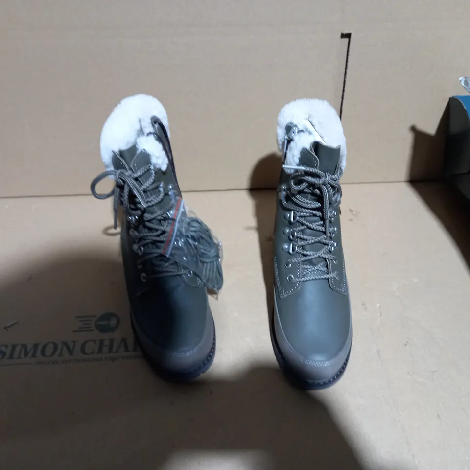 EMU AUSTRALIA OKAB DARK OLIVE BOOT SIZE 5 