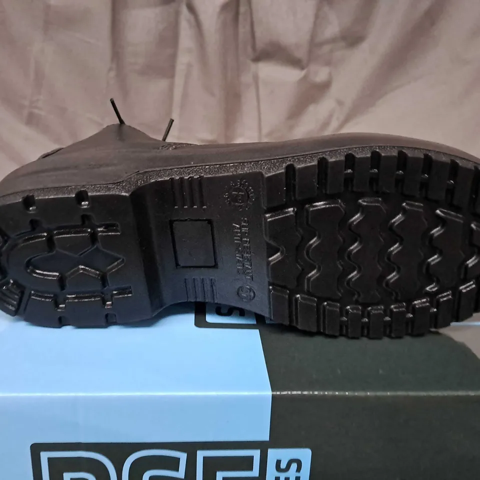 BOX OF APPROX. 10 PAIRS OF PSF LADIES VERSATILE SAFETY FOORWARE SIZE 4/37