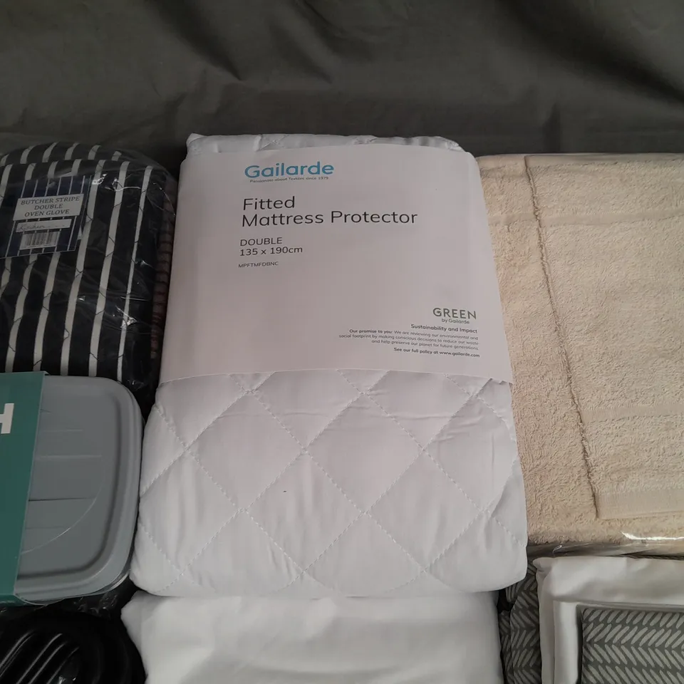 LOT OF 9 ASSORTED HOUSEHOLD ITEMS TO INCLUDE MATTRESS PROTECTOR, LINEN SET, OVEN GLOVE AND DOUBLE DUVET