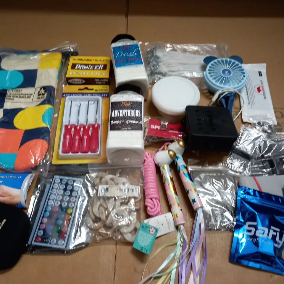 LARGE QUANTITY OF ASSORTED HOUSEHOLD BITS AND BOBS 