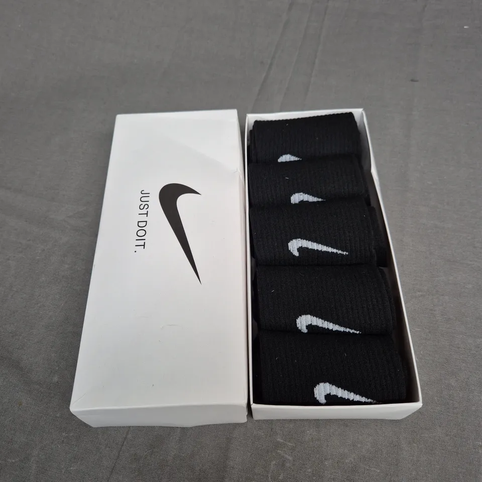 BOXED NIKE CREW SOCKS - X5 - BLACK