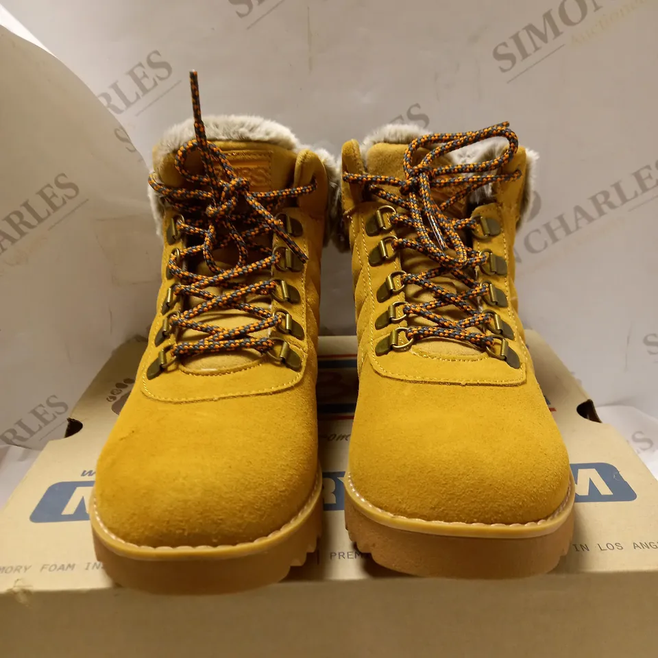 SKECHERS SUEDE CHESTNUT HIKING BOOTS - SIZE 4