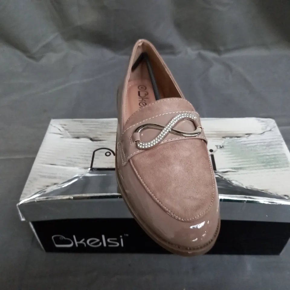 APPROXIMATELY 11 BOXED PAIR OF KELSI BEIGE LOAFERS IN VARIOUS SIZES TO INCLUDE SIZE 4