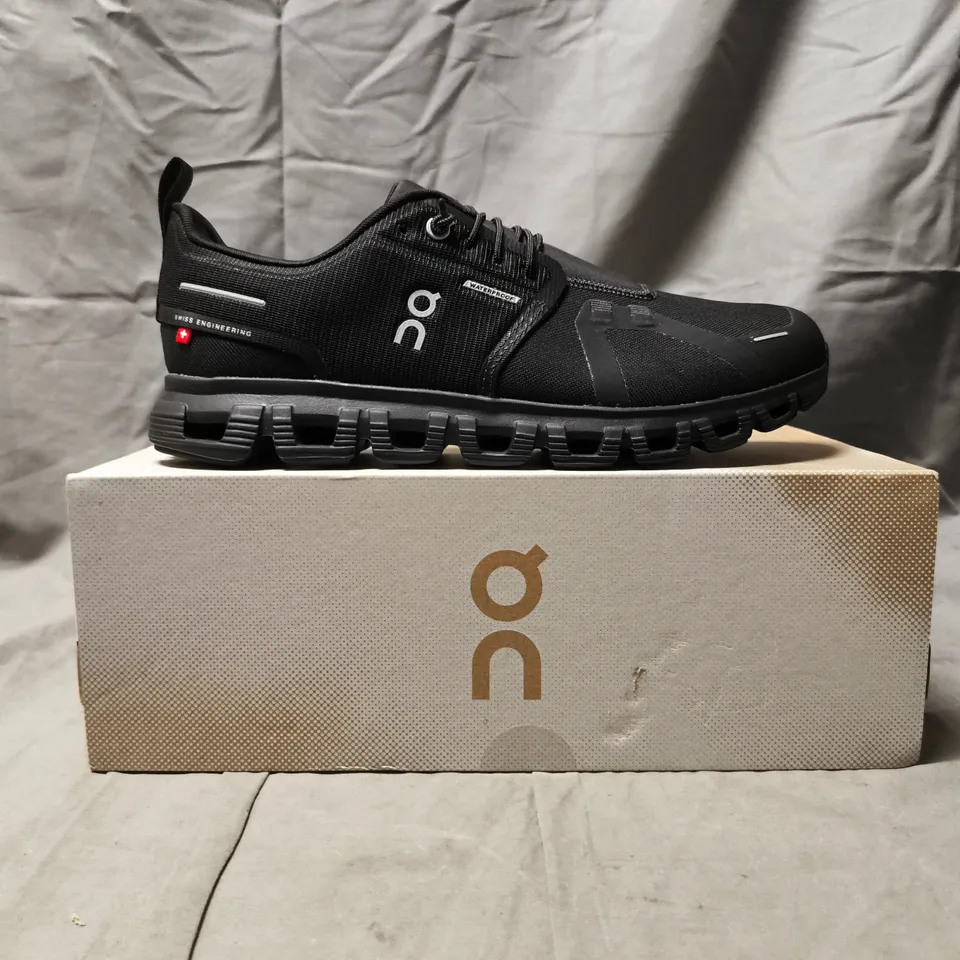 BOXED PAIR OF ON CLOUD 6 WP TRAINERS IN BLACK SIZE UK 8