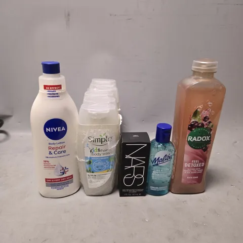 APPROXIMATELY 12 ASSORTED HEALTH & BEAUTY ITEMS TO INCLUDE - RADOX BATH SOAK . NIVEA BODY LOTION , SIMPLE HAIR & BODY WASH ETC