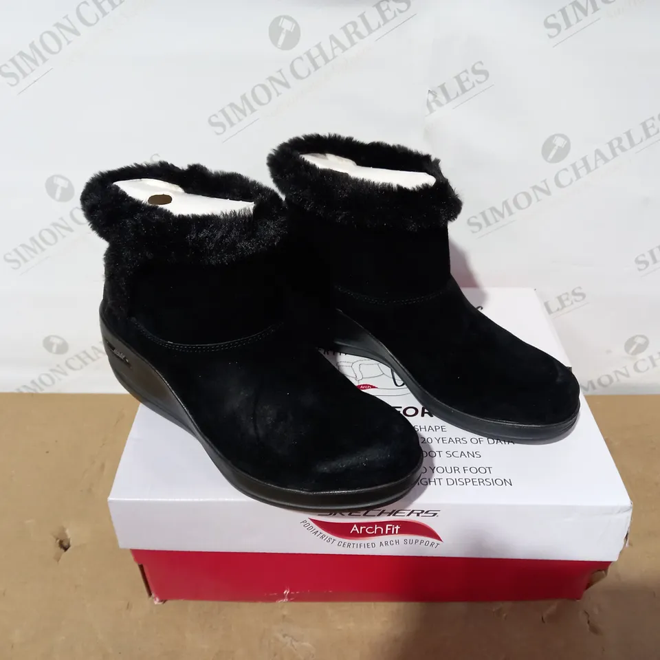 BOXED PAIR OF SKECHERS BLACK BOOTS - SIZE 5