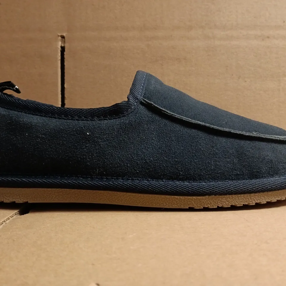BOXED PAIR OF HUSH PUPPIES SLIPPERS IN NAVY SIZE 7