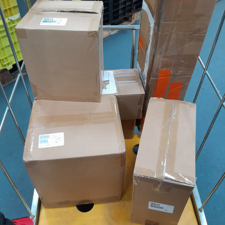 APPROXIMATELY 6 ASSORTED ITEMS TO INCLUDE VANITY CASE, SOLAR LAMP, SOLAR LIGHT, ETC - COLLECTION ONLY
