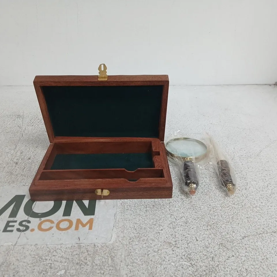 THE SHERLOCK HOLMES MUSEUM WOODEN PRESENTATION BOX WITH MAGNIFIER & LETTER OPENER
