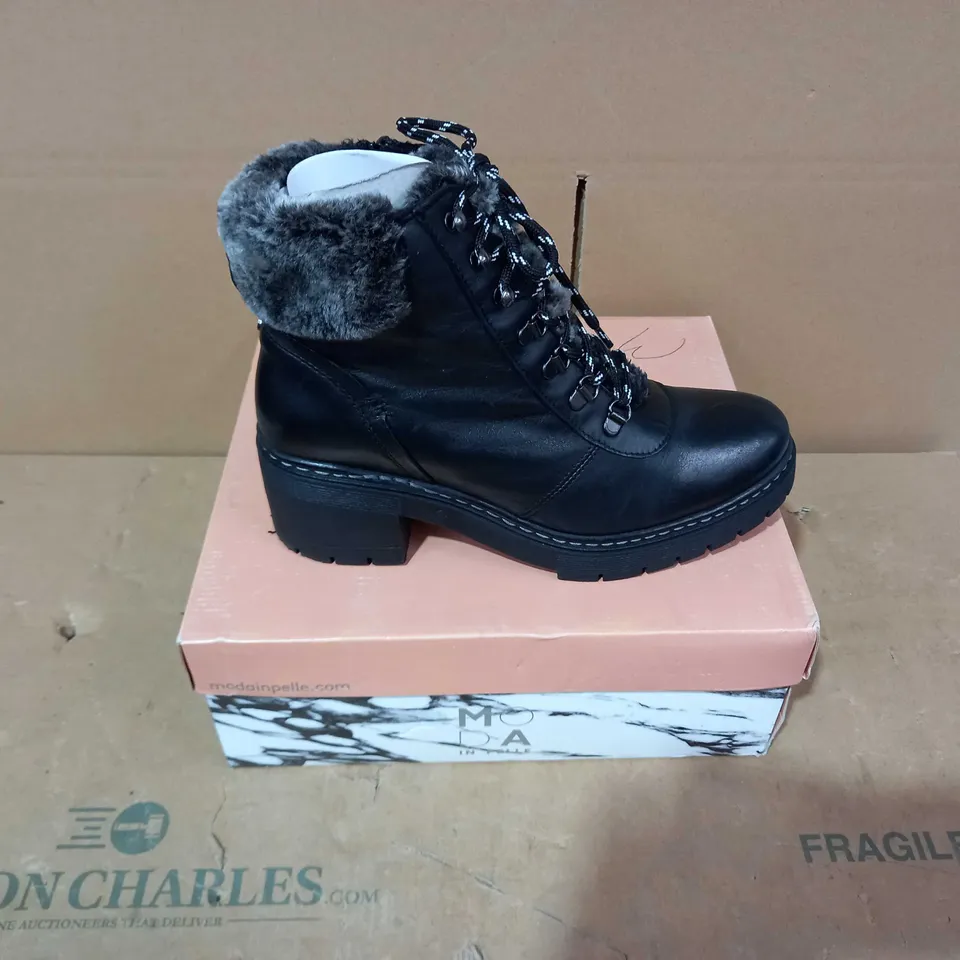 BOXED PAIR OF MODA IN PELLE BLACK BOOTS - SIZE 40