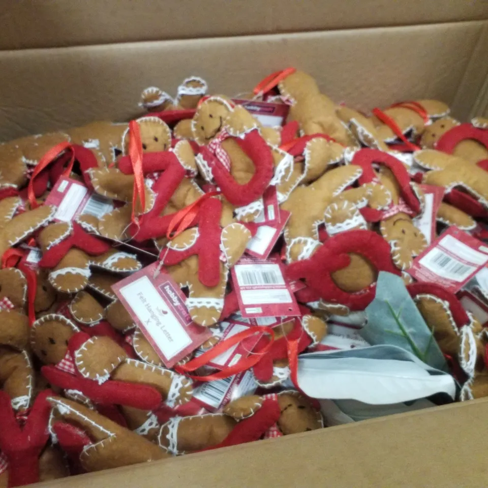 PALLET CONTAINING ASSORTED CHRISTMAS PRODUCTS & DECORATIONS INCLUDING WREATH, CERAMIC HOUSES & FELT HANGING GINGERBREAD LETTERS