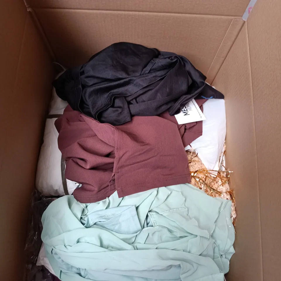 BOX OF APPROXIMATELY 25 ASSORTED CLOTHING ITEMS TO INCLUDE SLEEVELESS DENIM DRESS, BLACK CARDIGAN, PINK CARDIGAN, PURPLE BAG ETC