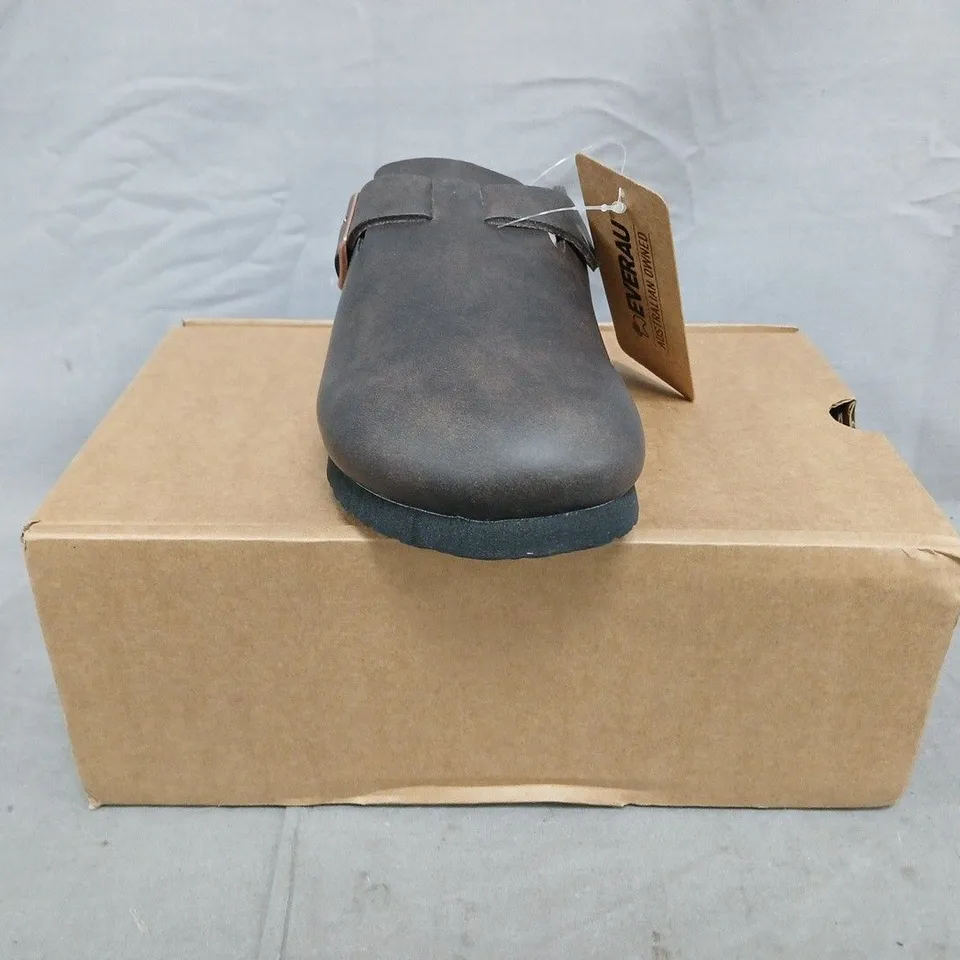 BOXED PAIR OF EVERAU SHOES IN BROWN OILED LEATHER SIZE EU 38