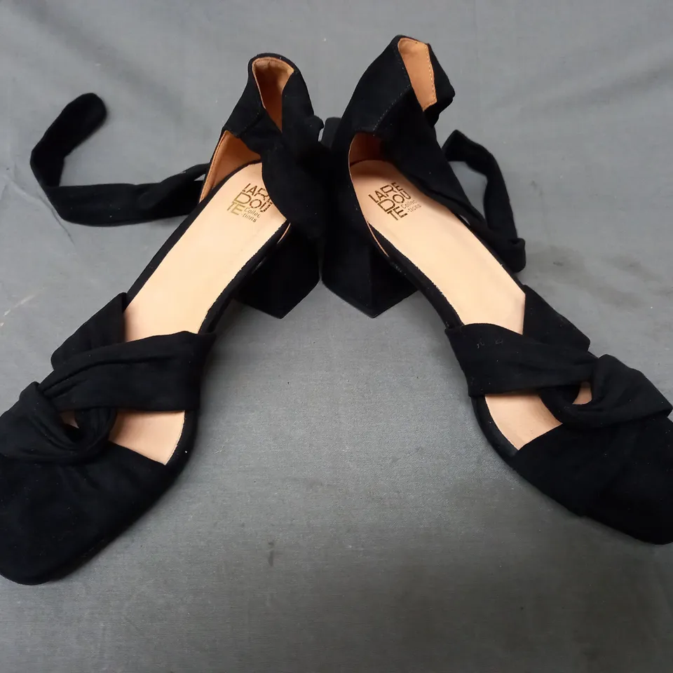 BOXED PAIR OF DESIGNER OPEN TO BLOCK HEEL SANDALS IN BLACK EU SIZE 41