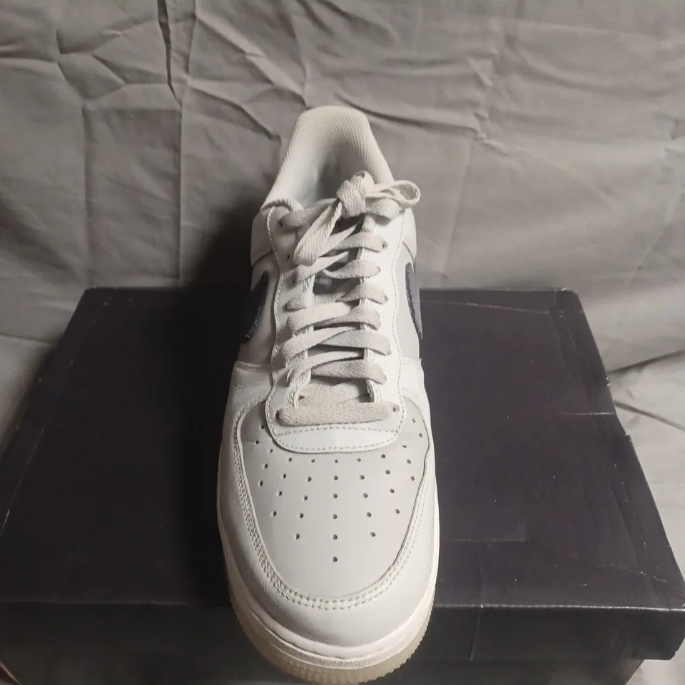 BOXED PAIR OF NIKE AIR FORCE 1 LOW TRAINERS – WHITE/GREY - UK SIZE 8.5