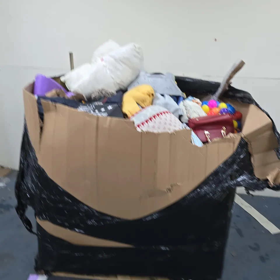 PALLET OF APPROX 100 ASSORTED ITEMS TO INCLUDE CLOTHING, SHOES AND TOYS