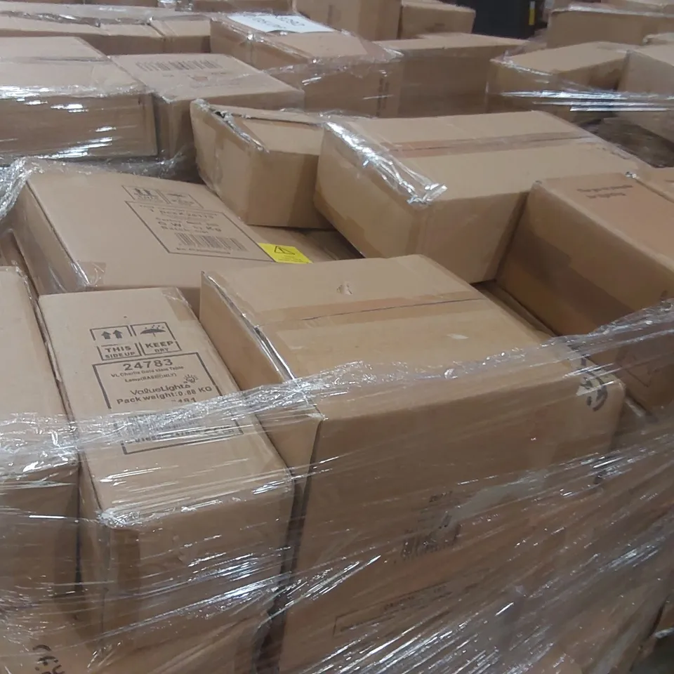PALLET CONTAINING A VERY LARGE QUANTITY OF HOME LIGHTING PRODUCTS