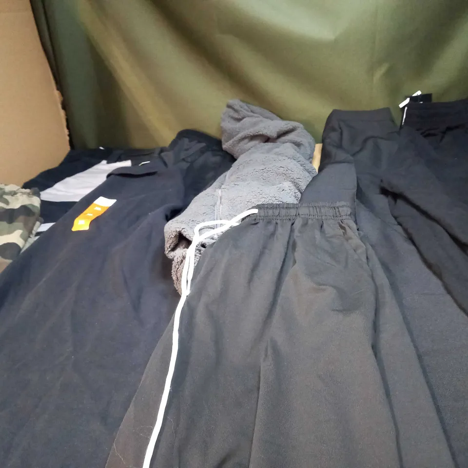 LOT OF APPROX 25 ASSORTED CLOTHING ITEMS VARYING IN SIZE/COLOUR/STYLE TO INCLUDE: TROUSERS, TOPS, DRESSES