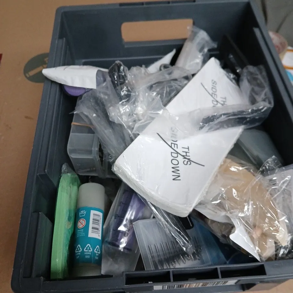 APPROXIMATELY 15 ASSORTED HOUSEHOLD PRODUCTS TO INCLUDE MAGNETIC SCALE REDUCER SPACEGOODS 8G METAL SPOON AND BANISH MOULD QUICKLY & EASILY