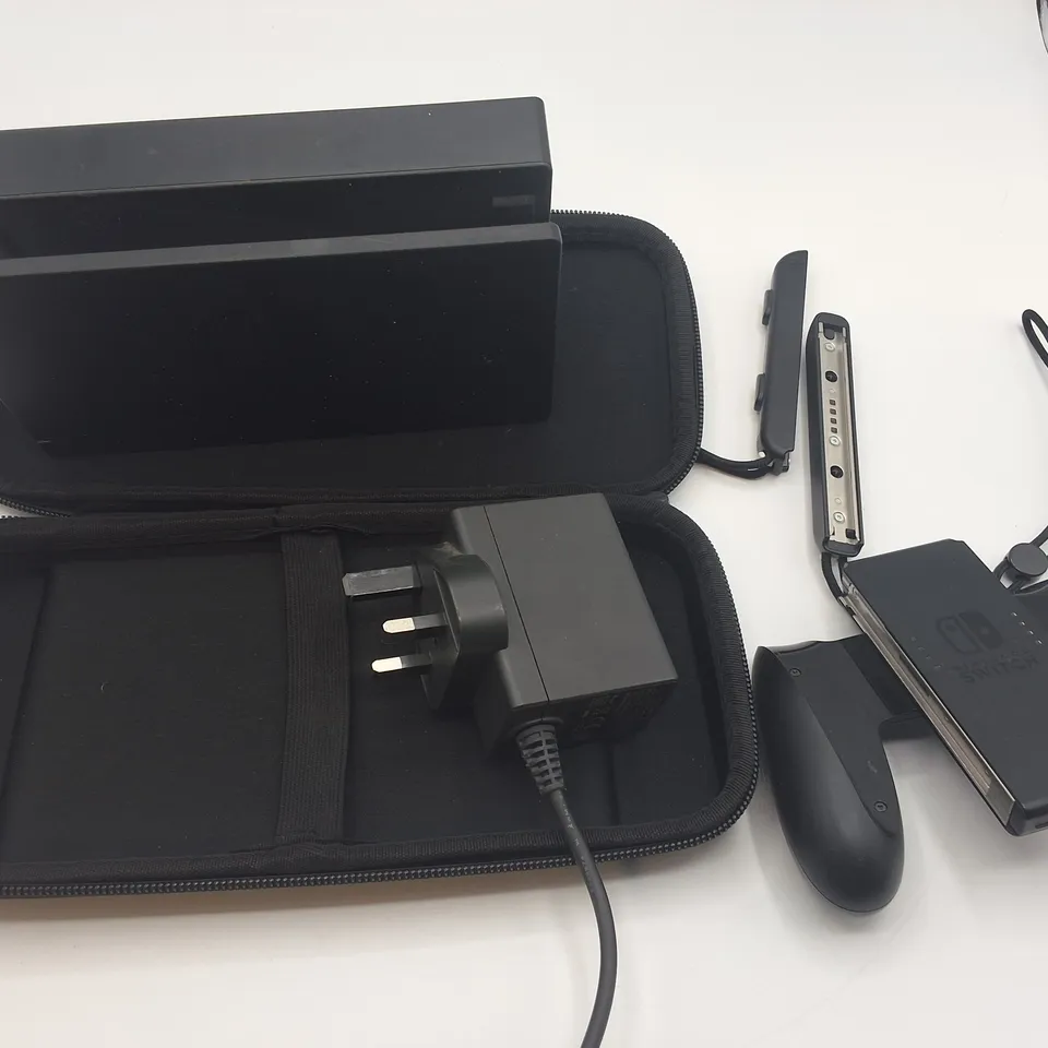 NINTENDO SWITCH HANDHELD CONSOLE WITH NINTENDO BRANDED MESSENGER CARRY BAG AND ACCESSORIES 