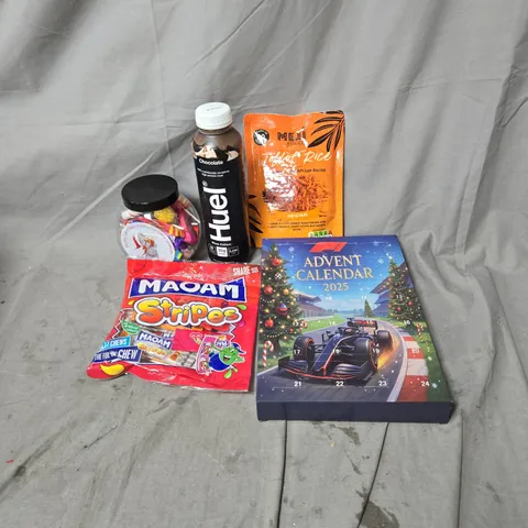 APPROXIMATELY 10 ASSORTED ITEMS OF FOOD AND DRINK INCLUDING 2025 ADVENT CALENDAR, MAOAM STRIPES, HUEL BLACK EDITIONA AND ASSORTED SWEETS IN JAR