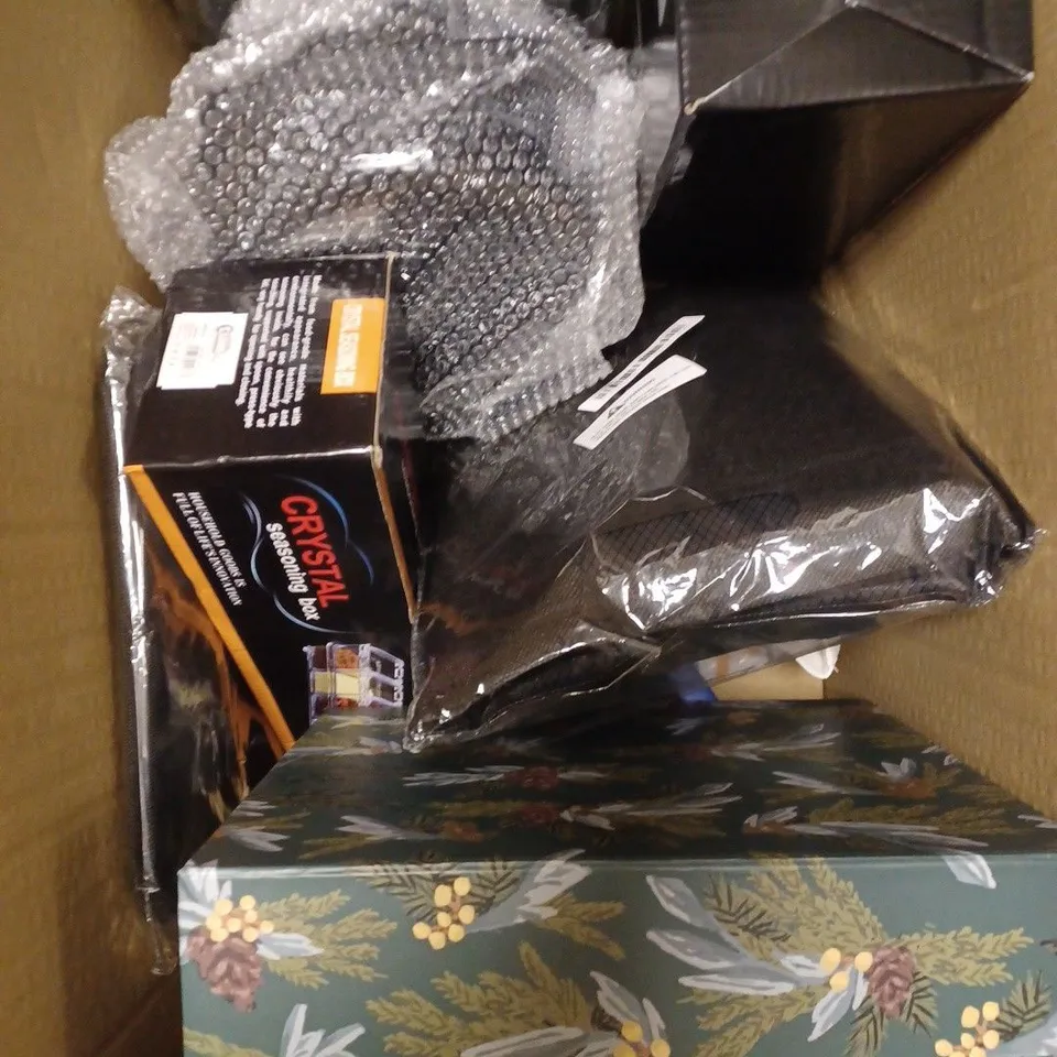 APPROXIMATELY 10 ASSORTED HOUSEHOLD PRODUCTS TO INCLUDE PROTECTIVE GLOVES, DOG THEMED APRON, EXTENSION LEAD ETC 