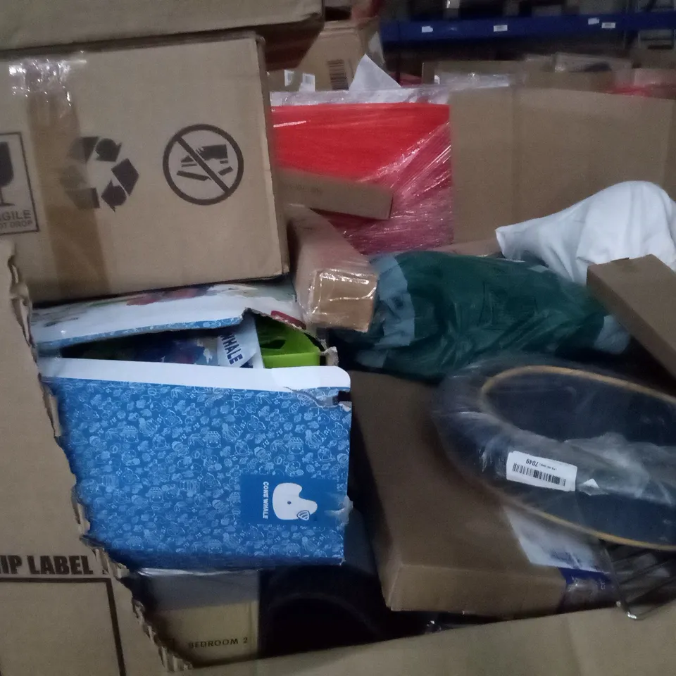 UNPROCESSED PALLET OF ASSORTED HOUSEHOLD GOODS TO INCLUDE TURNTABLE SYSTEM, WATER PLAY AREA, AND BATH TRANSFER BENCH