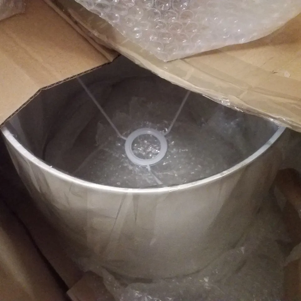 BOXED MINSTER LIVING FLORAL CERAMIC TABLE LAMP WITH SHADE 