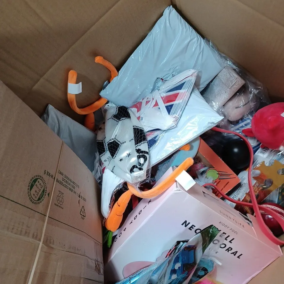 LOT TO CONTAIN APPROX 35 X ASSORTED TOYS & GAMES, INCLUDES PLUSHES, ACTION FIGURES, PLAYING CARDS ETC